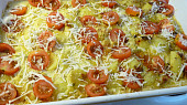 Zapečené krůtí s paprikami a bramborem, přidat plátky rajčat a sýr