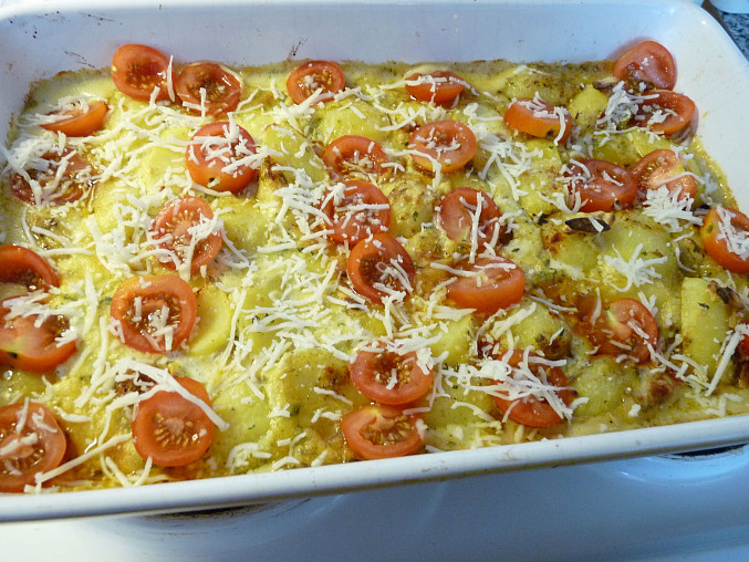 Zapečené krůtí s paprikami a bramborem, přidat plátky rajčat a sýr