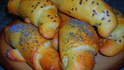 Záviny a rohlíky z pizzového těsta