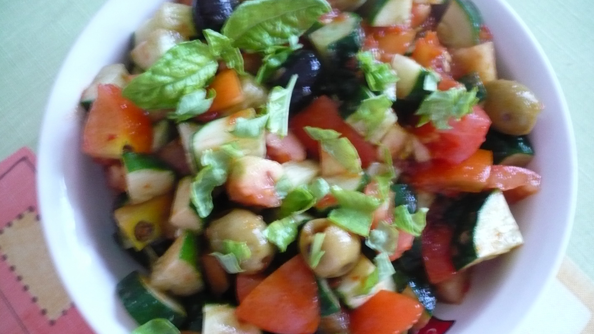 Zeleninový salát s olivami