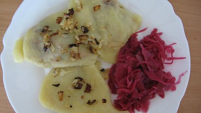 Bramborové tašky se slaninou  a cibulkou