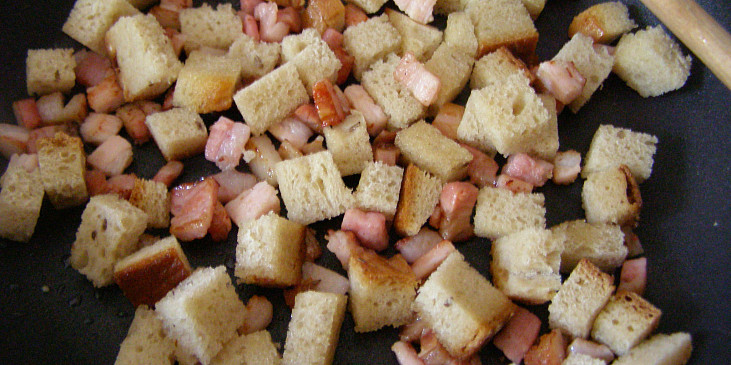 Cibulačka po česku (chléb se slaninou při opékání)