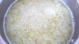 Cibulová polévka s drožďovými nočky