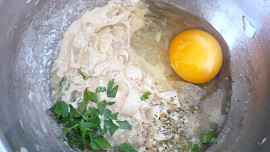 Cibulová polévka s drožďovými nočky