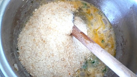 Cibulová polévka s drožďovými nočky