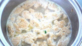 Cibulová polévka s drožďovými nočky