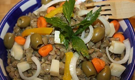 Čočkový salát s olivami