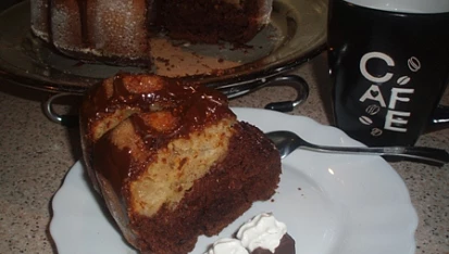 Cuketová kakaovoperníková- jablečnoskořicová bábovka, A už jen papkat :)