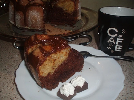 Cuketová kakaovoperníková- jablečnoskořicová bábovka, A už jen papkat :)