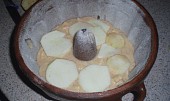 Cuketová kakaovoperníková- jablečnoskořicová bábovka (Před nalitím kakaového těsta)