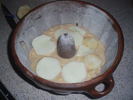 Cuketová kakaovoperníková- jablečnoskořicová bábovka (Před nalitím kakaového těsta)