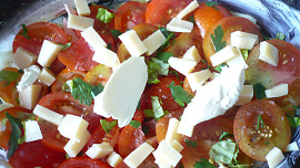 Cuketový nákyp se salámem