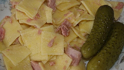 Domácí flíčky s uzenou krkovicí, podáváme s kyselou okurkou
