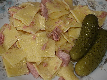 Domácí flíčky s uzenou krkovicí, podáváme s kyselou okurkou
