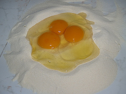 Domácí flíčky s uzenou krkovicí (vejce a mouku zpracujeme v těsto)