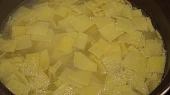 Domácí flíčky s uzenou krkovicí, uvaříme ve slané a omaštěné vodě
