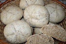 Přidáno trochu žitného kvásku, potřeno jen vlažnou vodou.