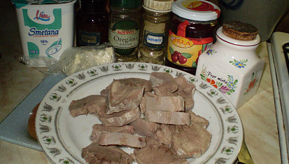 Jazyk na smetaně s nivou, ingredience...jazyk uvařený,nakrájený...