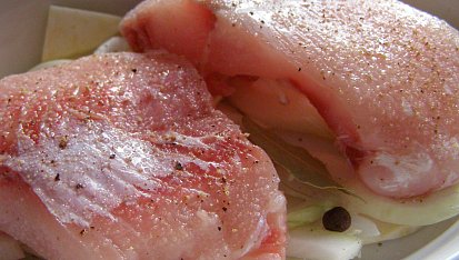 Kapr s křenem, ještě podlít pivem a šup s tím do trouby