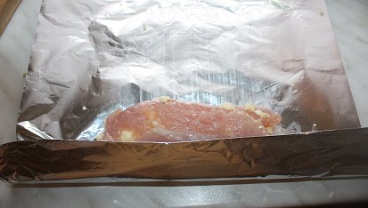 Kuřecí dietní roládky, ...pomocí alobalu svineme...