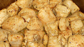 Kuřecí kousky v nivové omáčce s bramborami zapečenými s česnekem