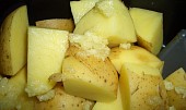 Kuřecí kousky v nivové omáčce s bramborami zapečenými s česnekem (brambory jsem dělala v Actifry)