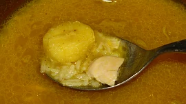 Kuřecí polévka s banány