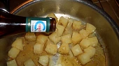 Kuřecí prsa s mandlemi a skořicí, ... přiléváme víno