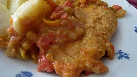 Kuřecí prsíčka s rajčaty a paprikami