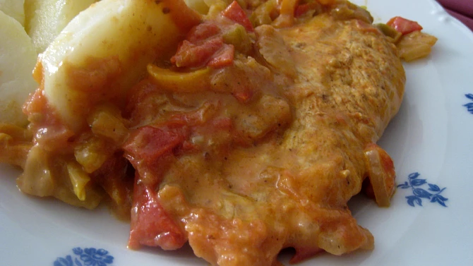 Kuřecí prsíčka s rajčaty a paprikami