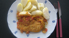 Kuřecí prsíčka s rajčaty a paprikami