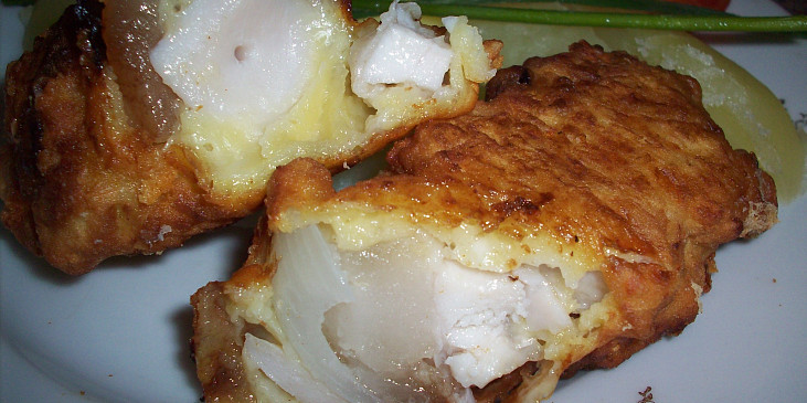 Kuřecí špízy v sýrovém těstíčku (řez pochoutkou)