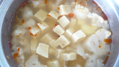 Květáková polévka s tofu