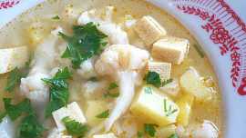 Květáková polévka s tofu