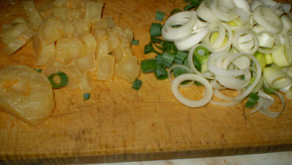 Lahodně plněná smetanová omeleta, pokrájené ingredience na náplň...