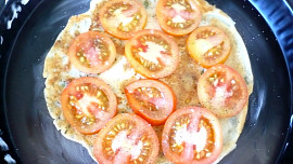 Palačinkový dort s rajčaty