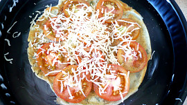 Palačinkový dort s rajčaty