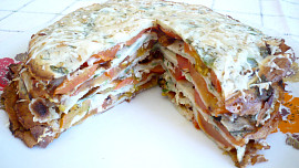 Palačinkový dort s rajčaty