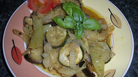 Pečený lilek, cuketa, paprika, cibule