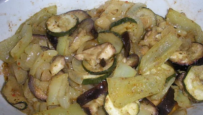 Pečený lilek, cuketa, paprika, cibule