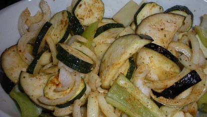 Pečený lilek, cuketa, paprika, cibule
