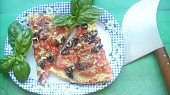 Pizza se sardelkami a šunkou