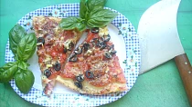 Pizza se sardelkami a šunkou