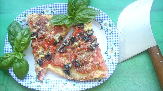 Pizza se sardelkami a šunkou
