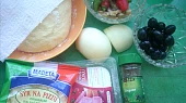 Pizza se sardelkami a šunkou