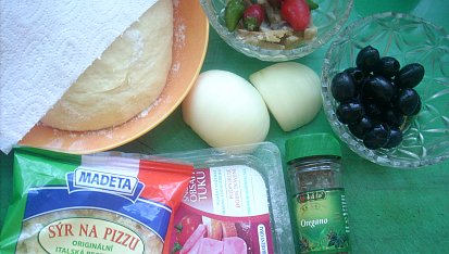 Pizza se sardelkami a šunkou