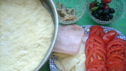 Pizza se sardelkami a šunkou