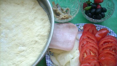 Pizza se sardelkami a šunkou