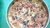 Pizza se sardelkami a šunkou