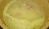 Polévka z bramborové kaše s uzeninou, polévka se vaří...